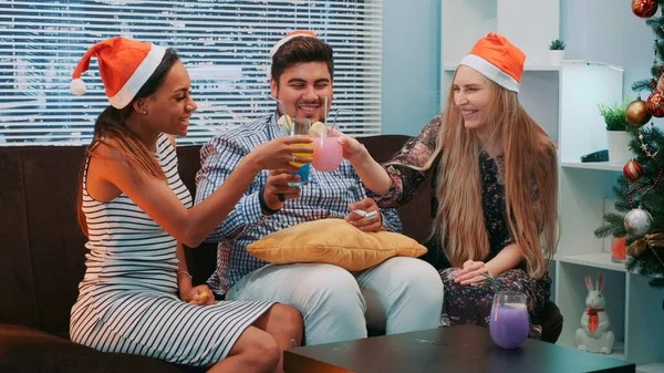 Beaux jeunes gens dans chapeaux de Père Noël faisant acclamations et sifflet de fête — Photo