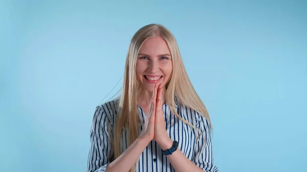 Frau klatscht in die Hände und wartet auf etwas Interessantes — Stockfoto