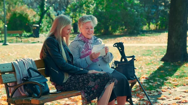 Old woman showing her pretty granddaughter a letter — 스톡 사진