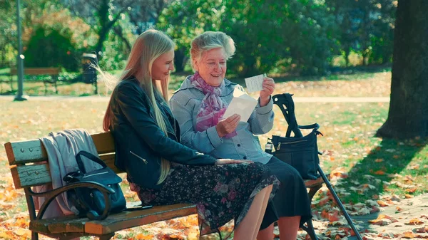 Old woman showing her pretty granddaughter a letter — 스톡 사진