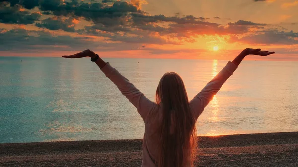 Donna con i capelli lunghi a piedi verso il mare — Foto Stock