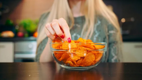 Primer plano de la mujer comiendo papas fritas . Imágenes De Stock Sin Royalties Gratis