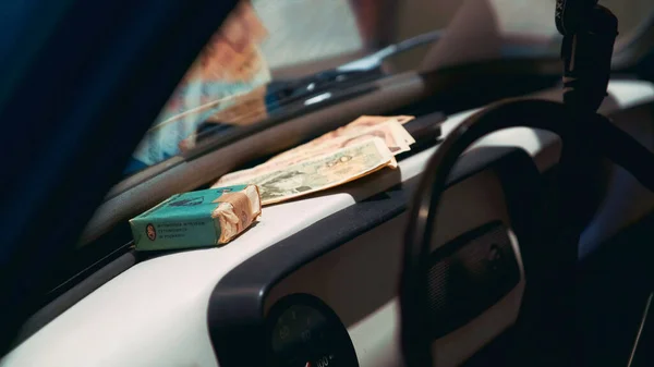 Vecchio denaro e tabacco prodotto sul cruscotto auto retrò — Foto Stock