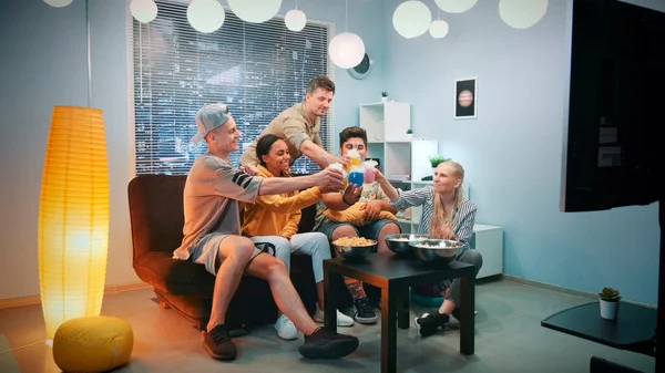 Happy young people cheers with each other with dry ice cocktails — Stock Photo, Image