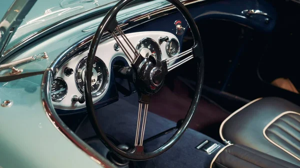 View of instrumental panel and wheel of retro car — Stock Photo, Image