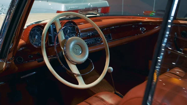 Interior del coche vintage: tablero marrón brillante, asientos de cuero y volante de leche —  Fotos de Stock