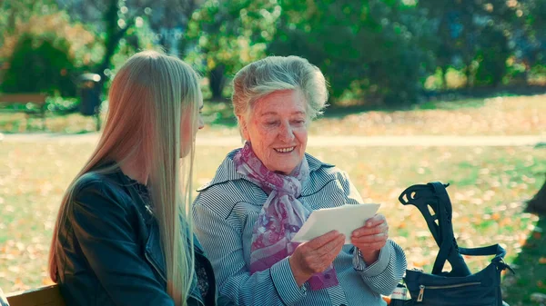Old woman showing her pretty granddaughter a letter — Stock Photo, Image