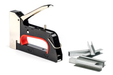 Zımba tabancası beyaz arka planda izole edilmiş. Evinin etrafını onarmak için ağır çelik zımba tabancası..