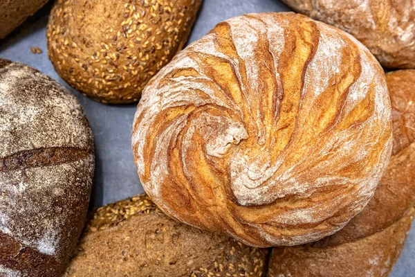 Rundbrot Auf Dem Hintergrund Verschiedener Brotlaibe Brot Sammlung Von Oben — Stockfoto