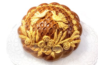 Geleneksel Rus düğün ekmeği beyaz arka planda izole edilmiş..