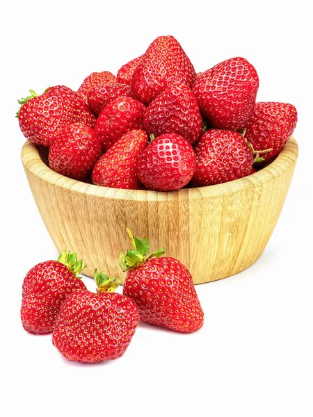 Frische Erdbeeren Holzschale Isoliert Auf Weißem Hintergrund — Stockfoto
