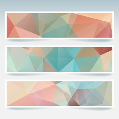 çokgen üçgenler ile ayarlanmış afişler.