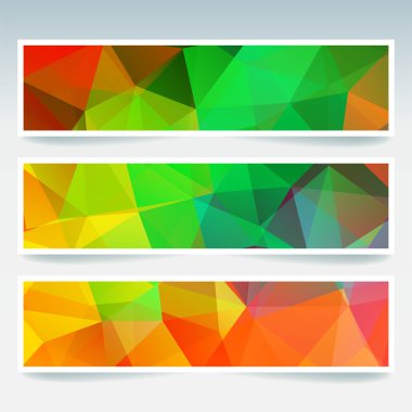 Çokgen üçgenler ile ayarlanmış yatay afişler. Çokgen arka plan, vektör illüstrasyon. Yeşil, turuncu renkler.
