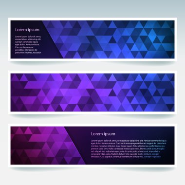 Soyut arka plana sahip banner şablonları kümesi. Üçgen arka planlı modern vektör afişleri. Mavi, mor renkler.