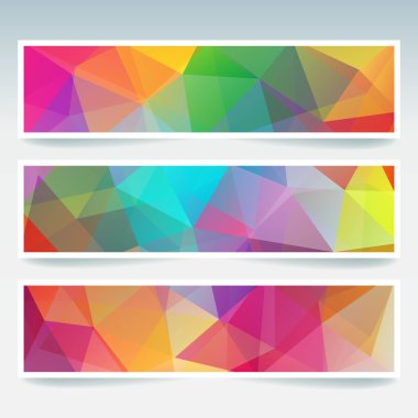 Soyut arka plana sahip banner şablonları kümesi. Çokgen arka planile modern vektör afiş. Mavi, kırmızı, turuncu, sarı, pembe renkler.