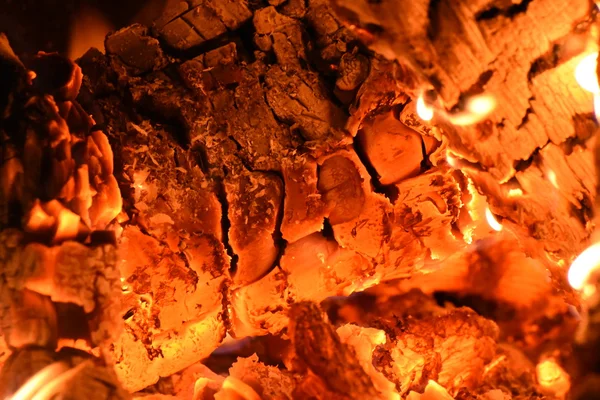Charbons chauds dans le feu — Photo