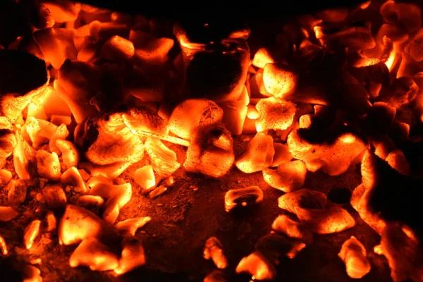 Heiße Kohlen im Feuer — Stockfoto