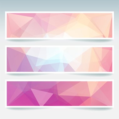 Soyut arka plana sahip banner şablonları kümesi. Çokgen arka planile modern vektör afiş. Beyaz, sarı, pembe renkler.