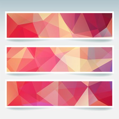 Soyut arka plana sahip banner şablonları kümesi. Çokgen arka planile modern vektör afiş. Sarı, turuncu, kırmızı, pembe renkler.