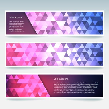 Arka plan afiş şablonlar kümesi. Modern vektör afiş poligonal arka plan ile. Pembe, mor, mavi renkler.