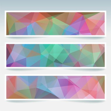 Çokgen üçgenler ile ayarlanmış yatay afişler. Çokgen arka plan, vektör illüstrasyon. Renkli afişler