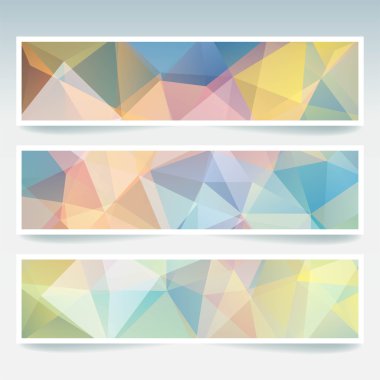 Çokgen üçgenler ile ayarlanmış yatay afişler. Çokgen arka plan, vektör illüstrasyon. Açık pastel renkler.