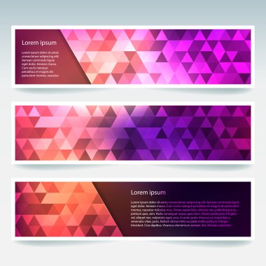 Soyut arka plana sahip banner şablonları kümesi. Çokgen arka planile modern vektör afiş. Turuncu, mor, pembe renkler.