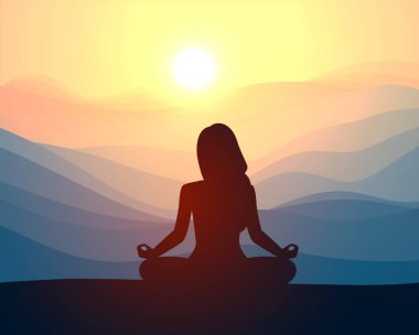 Yoga pozisyonu almış, dağların tepesinde meditasyon yapan bir kadın. Yoga, meditasyon, rahatlama, dinlenme, dinlenme, sağlıklı yaşam tarzı kavramları.