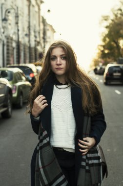 Genç kız dışında ayakta