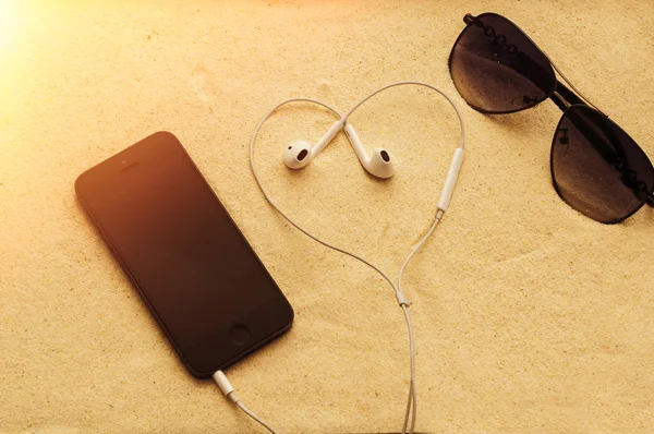 Teléfono con auriculares y gafas de sol — Foto de Stock