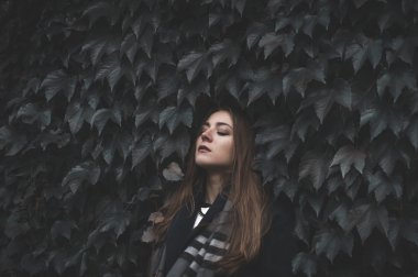 yeşil duvar arka plan üzerinde genç kadın