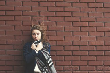 tuğla duvar arka plan üzerinde genç kadın