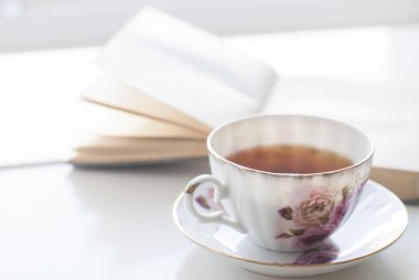 Hikaye kitabı ve çay