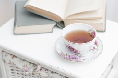 Kitap ve çay ile Servis Kahvaltı