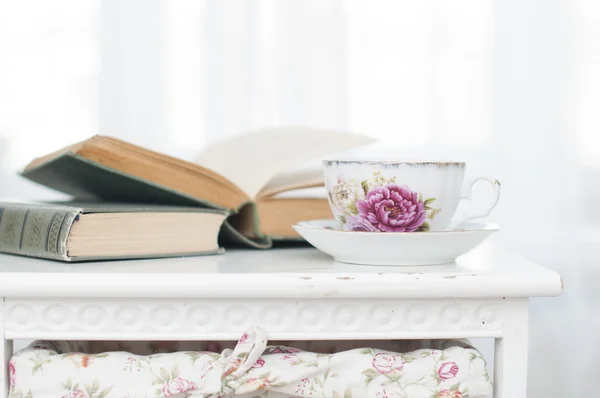 Desayuno con libros y té — Foto de Stock