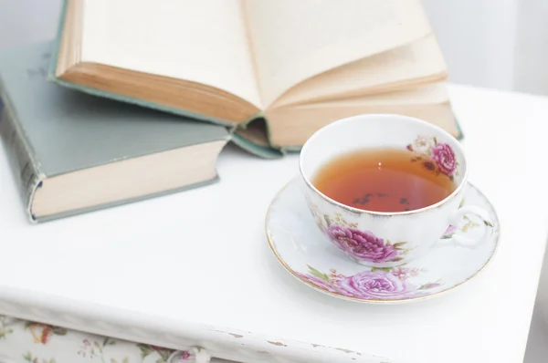 Ontbijt met boeken en thee — Stockfoto