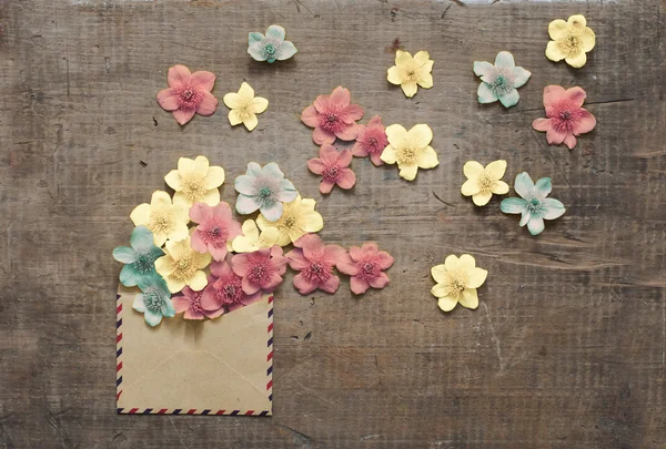 Krásné květiny v staré obálky — Stock fotografie