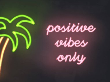 Sadece pozitif titreşimler - kokteyl barı neon işareti 