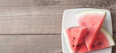 Dilimlenmiş taze karpuz. Yaz vejetaryeni sağlıklı bir atıştırmalık. Yazın serin kalmak