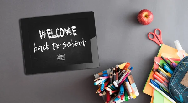 Tablet Com Bem Vindo Volta Sinal Escola Papelaria Mesa — Fotografia de Stock