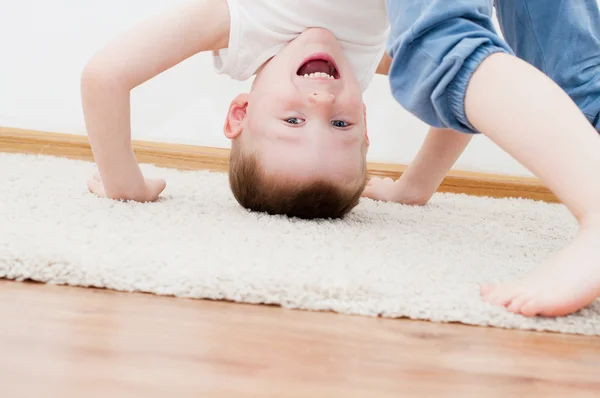 Niño de pie boca abajo — Foto de Stock