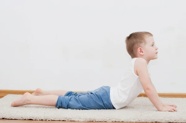 Kid gör yoga avkopplande motion — Stockfoto