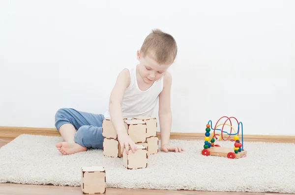Little kid is playing with blocks — Stock Photo, Image