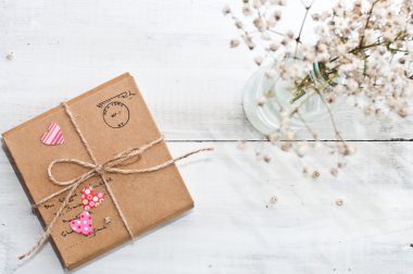 Yürekleri ahşap arka plan üzerinde bir hediye