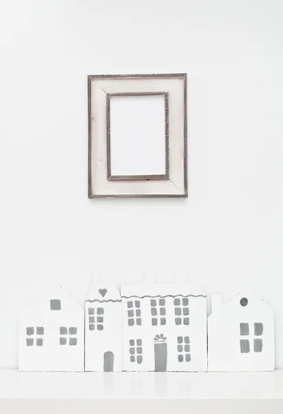 Marco de imagen vacío y casas pequeñas — Foto de Stock