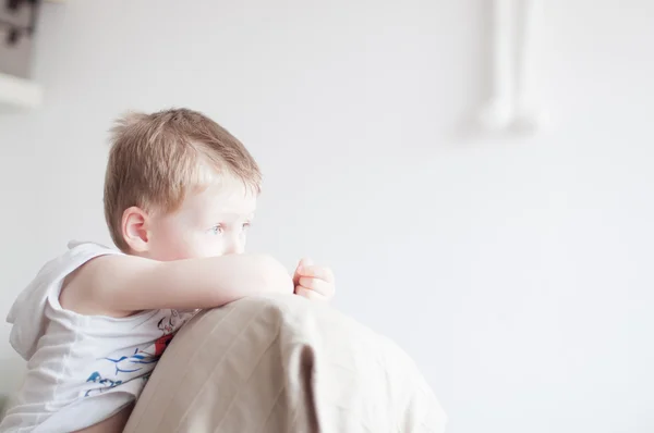 Sorgsen liten pojke — Stockfoto