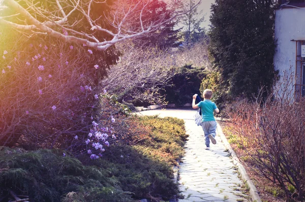 Küçük çocuk koşuyor. — Stok fotoğraf