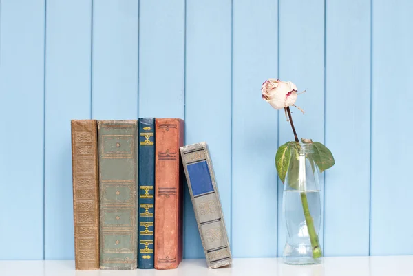 Pile de livres et rose blanche dans la bouteille — Photo