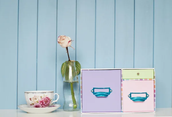 Bodegón interior con caja vintage, rosa en la botella y chi — Foto de Stock