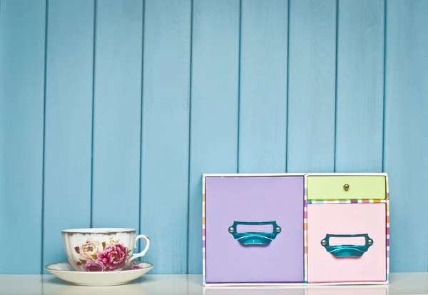 Caja multicolor y taza de té — Foto de Stock